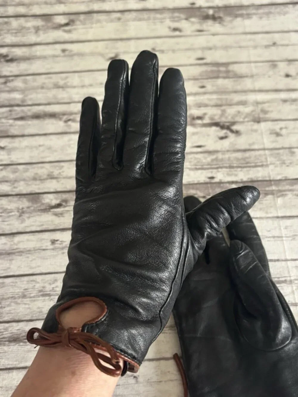Mercer & Madison Soft Black Leather Cashmere Lined Gloves Short Tie Bow Large
